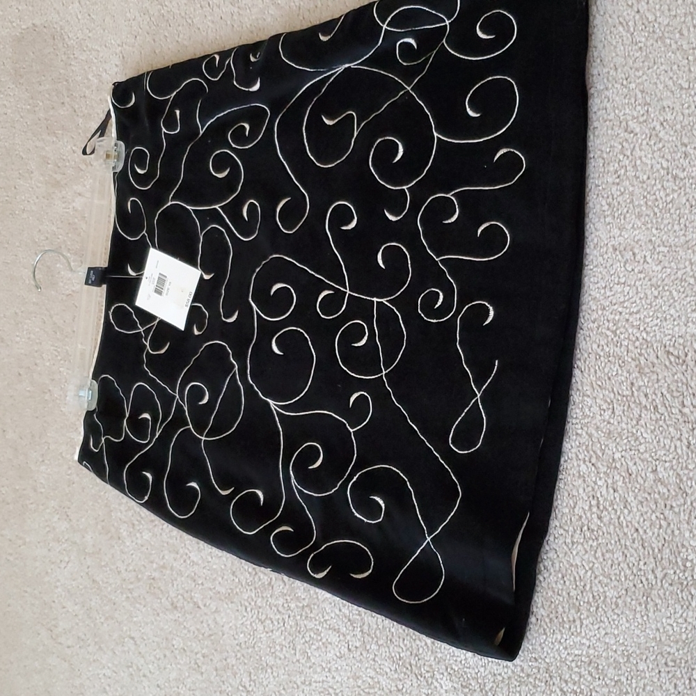 Lord & Taylor Identity skirt. Black cotton velvet lined, white design, S10.